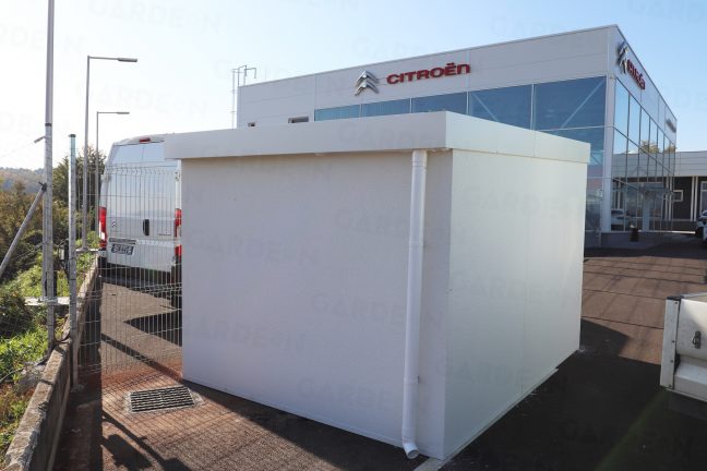 Zadná strana garáže pre jedno auto