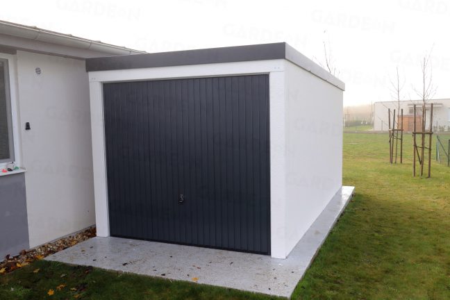 Jednogaráž v bielej omietke s antracitovou strechou