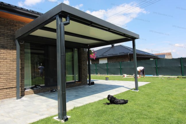 Montovaná oceľová pergola GARDEON na záhrade pri dome