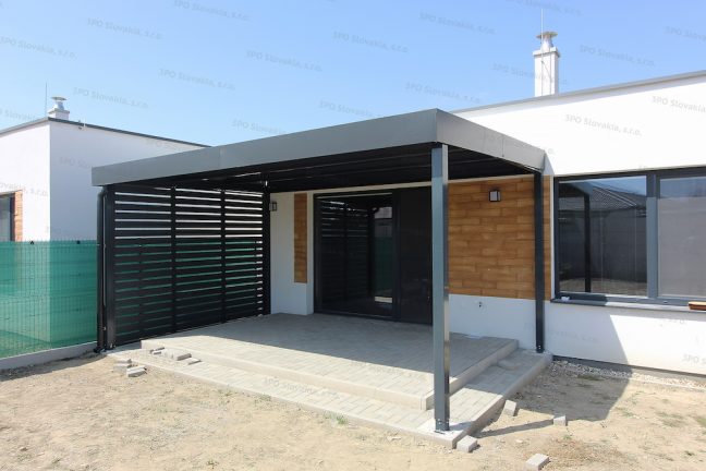 Montovaná pergola GARDEON v antracitovej farbe pri modernom dome