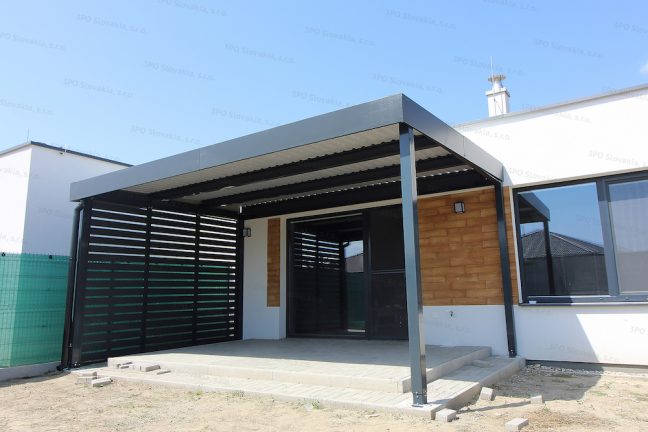 Montovaná pergola GARDEON pri modernom rodinnom dome