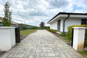 Zámková dlažba při dome