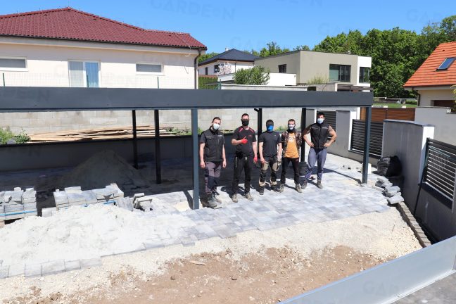 Motnážnici pri montáži prístrešku