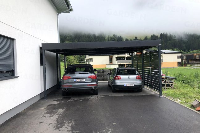 Dve autá zaparkované v prístrešku GARDEON