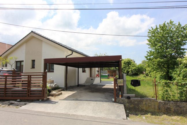 Montovaný prístrešok GARDEON v hnedej farbe