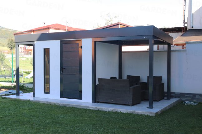 Záhradný domček s prístreškom na pravej a ľavej strane