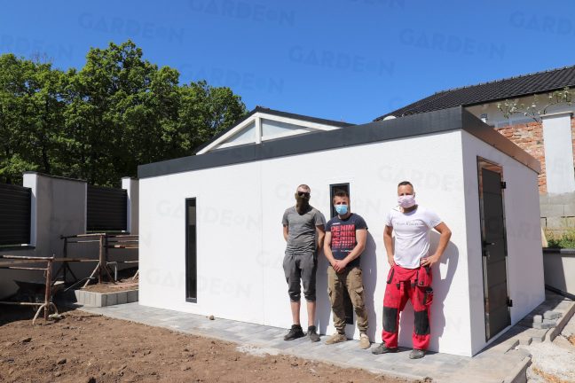 Montážnici pred záhradným domčekom