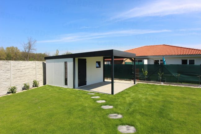 Záhradný domček s prístreškom na posedenie