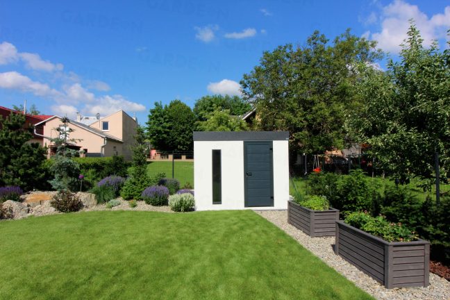 Bielo-sivý záhradný domček GARDEON na záhrade