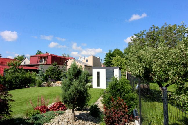 Záhradný domček v okrasnej záhrade