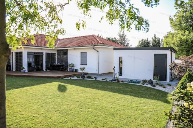 Záhradný domček GARDEON na záhrade pri rodinnom dome