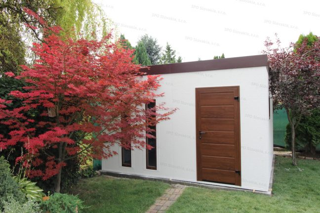 Montovaný záhradný domček GARDEON v bielej omietke s hnedou strechou