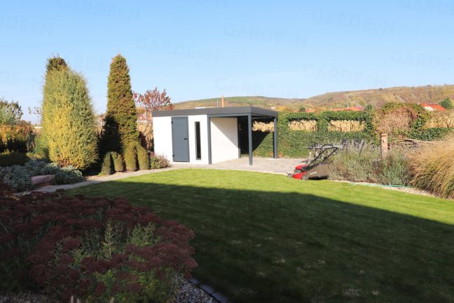 Záhradný domček na náradie v záhrade