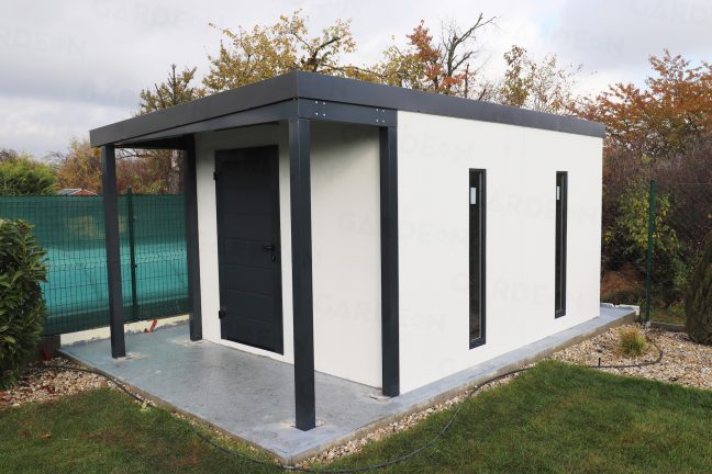 Záhradný domček s prístreškom pred vchodom