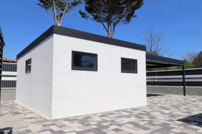 Záhradný domček v bielej omietke