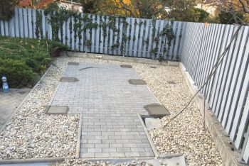 Zámková dlažba s betónovými pätkami