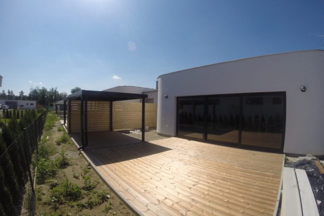 Dizajnový prístrešok pri modernom dome