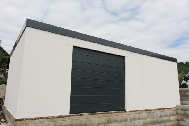 Montovaný sklad s garážovou bránou Hormann v antracitovej farbe