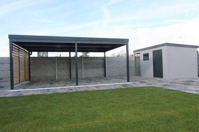 Montovaná pergola v antracitovej farbe so záhradným domčekom