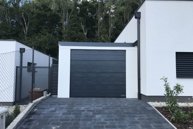 Garáž na jedno auto s antracitovou bránou Hormann