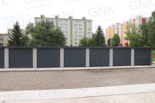 Radová garáž v svetlosivej omietke