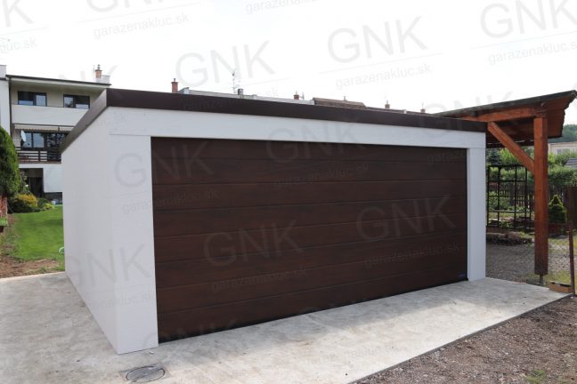 Garáž pre dve autá v bielej omietke s hnedou garážovou bránou Hormann