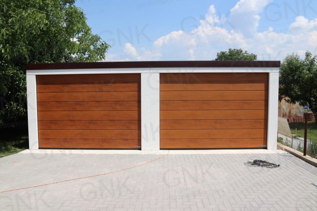 Garáž pre dve autá s garážovou bránou Hormann vo farbe zlatý dub