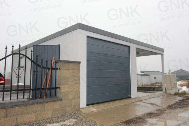 Garáž pre jedno auto s prístreškom v svetlosivej omietke