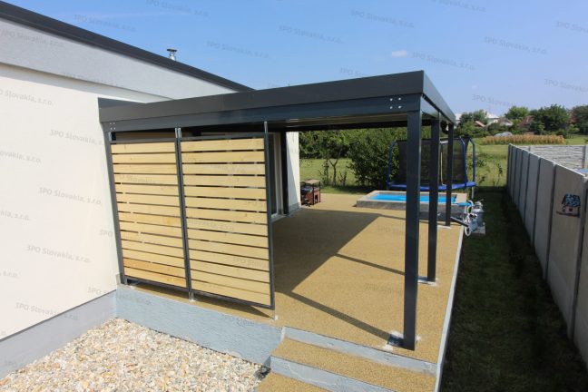 Dizajnová pergola na posedenie s drevenými výplňami