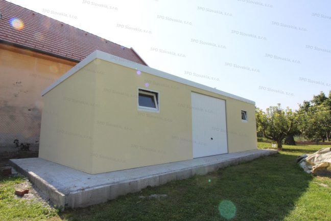 Atypický záhradný sklad v pieskovej omietke s bielou strechou