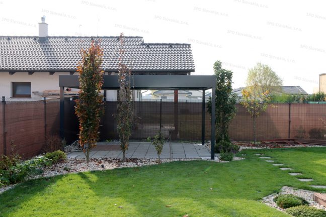 Montovaná pergola na posedenie v antracitovej farbe