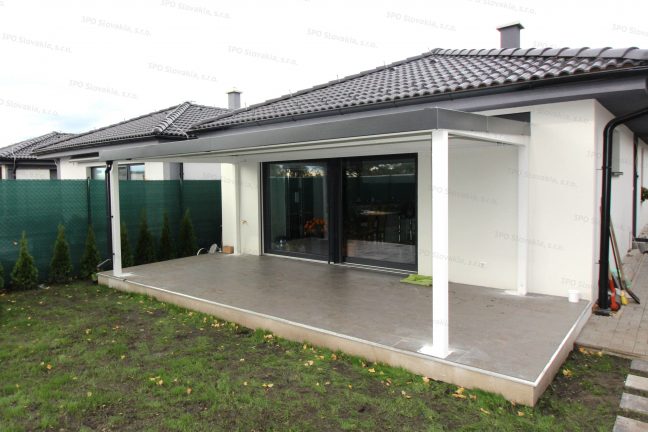 Montovaná pergola ku rodinnému domu v bielej omietke