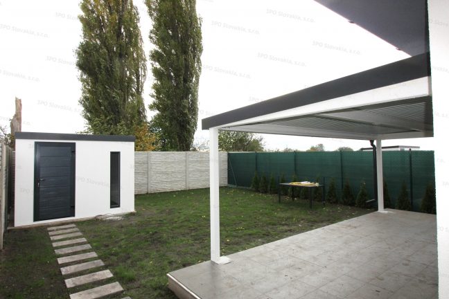 Montovaný záhradný domček a pergola pri rodinnom dome