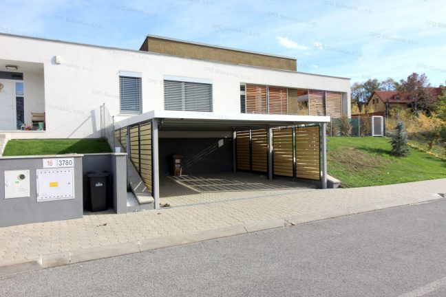 Prístrešok pre dve autá s drevenými zástenami v prírodnej farbe