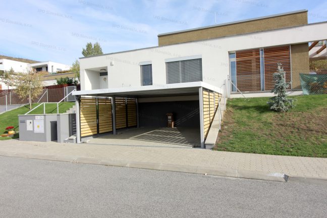 Montovaný prístrešok pre dve autá v bielej farbe