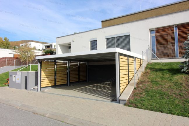 Dizajnový prístrešok pre dve autá s drevenými zástenami