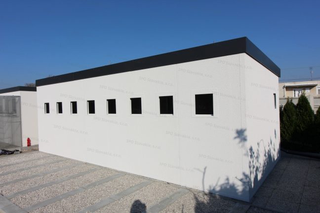 Záhradný domček s otvormi pre vtáčikov