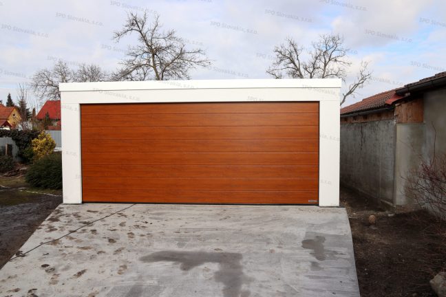 Montovaná garáž pre dve autá v bielej omietke s bielou atikou