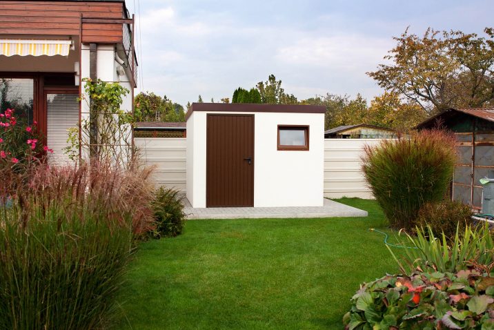 Záhradný domček GARDEON v bielej omietke s hnedými dverami