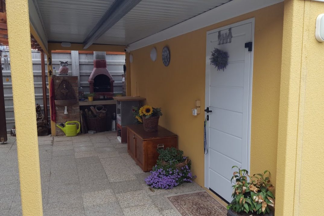 Montovaná záhradná stavba GARDEON v žltej omietke