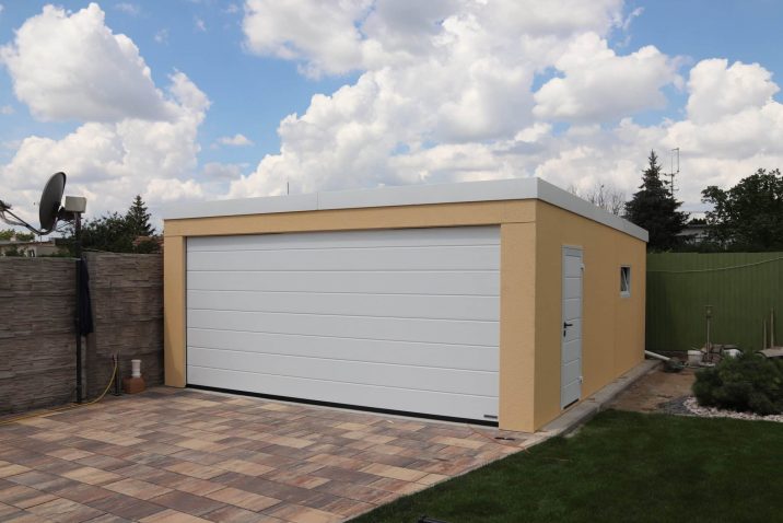 Montovaná garáž GARDEON s bielou bránou