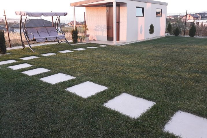 Záhradný domček s prístreškom na prednej strane