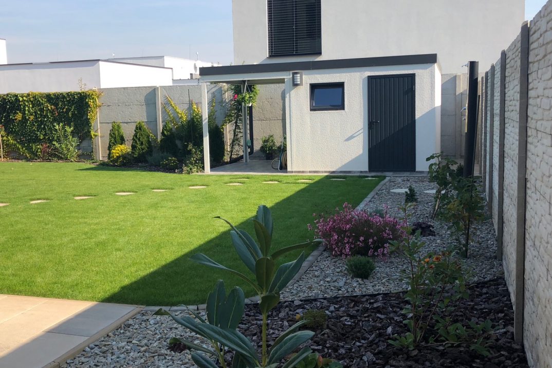 Záhradný domček GARDEON s prístreškom v bielej omietke