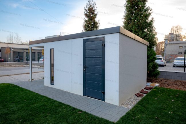 Záhradný domček GARDEON v bielej omietke s antracitovými dverami Hormann LPU40