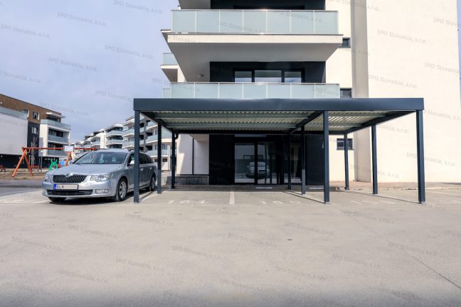 Prístrešok GARDEON pre tri autá pri bytovke