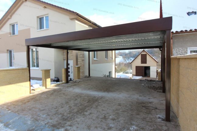 Prístrešok GARDEON pre dve autá v hnedej farbe pri rodinnom dome