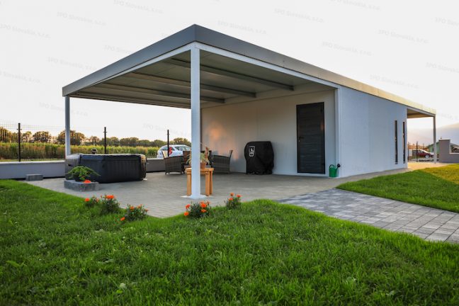 Montovaná garáž GARDEON s prístreškom na zadnej strane na posedenie