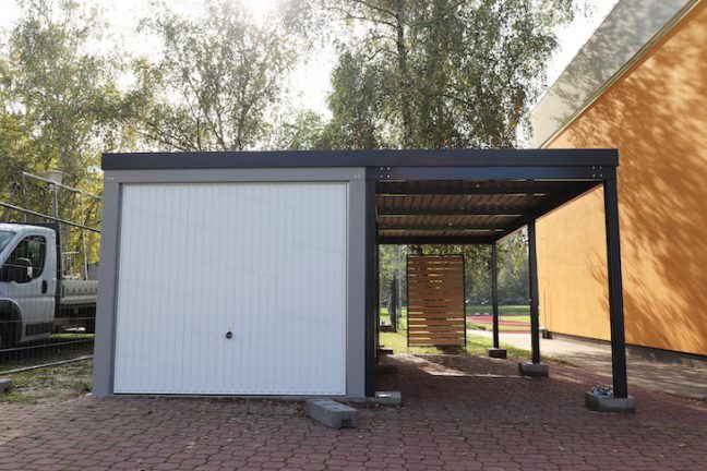 Garáž GARDEON pre jedno auto s prístreškom v antracitovej farbe