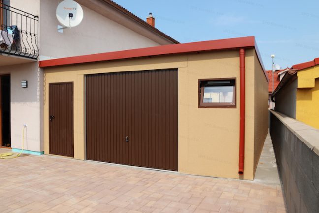 Montovaná garáž GARDEON v béžovej omietke s tehlovou atikou