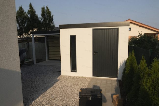 Montovaný záhradný domček GARDEON v bielej omietke so svetlíkom Slovaktual